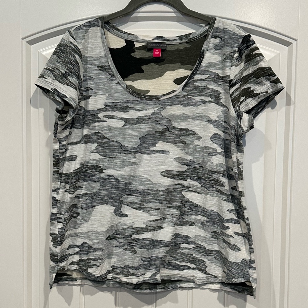 Vince Camuto Size M Camo Scoop-neck T-shirt